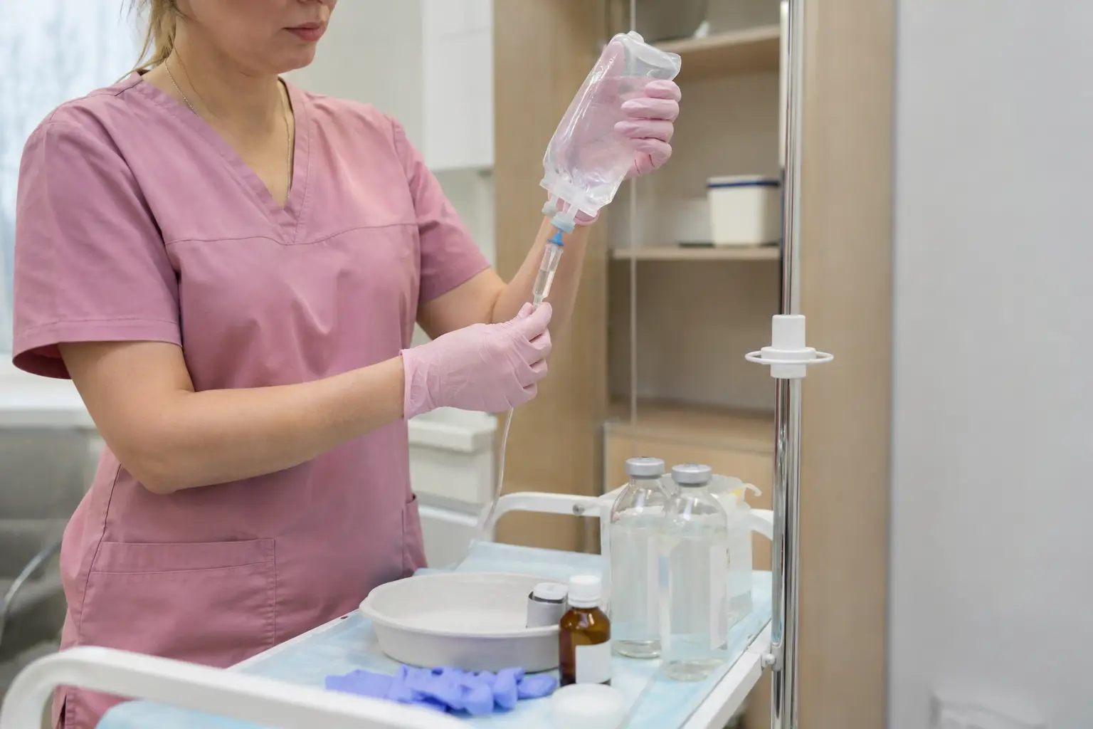 Медсестра готовит капельницу для иммунитета
